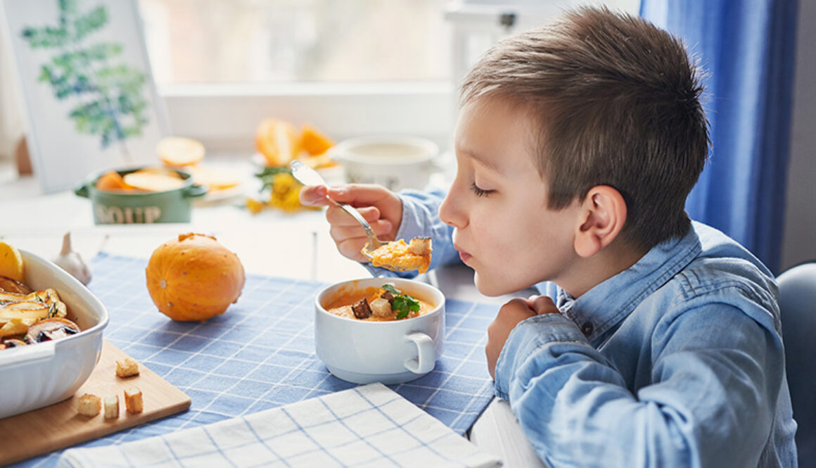 Un niño disfruta de una sopa casera saludable.