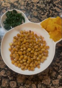 Garbanzos tostados con calabaza de nuez horneada y col de dinosaurio al vapor.