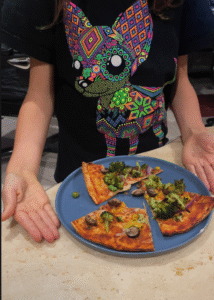 Pizza vegana con brócoli y champiñones.