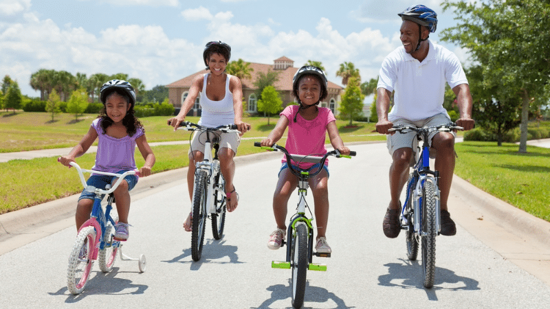 Una familia sana muestra como cuidar de nuestro cuerpo al andar en bicicleta.