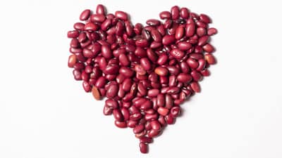 NutriSavvy_Red_Kidney_Beans_Heart_DP_506951248_400x225 A heart made of beans on top of a table.