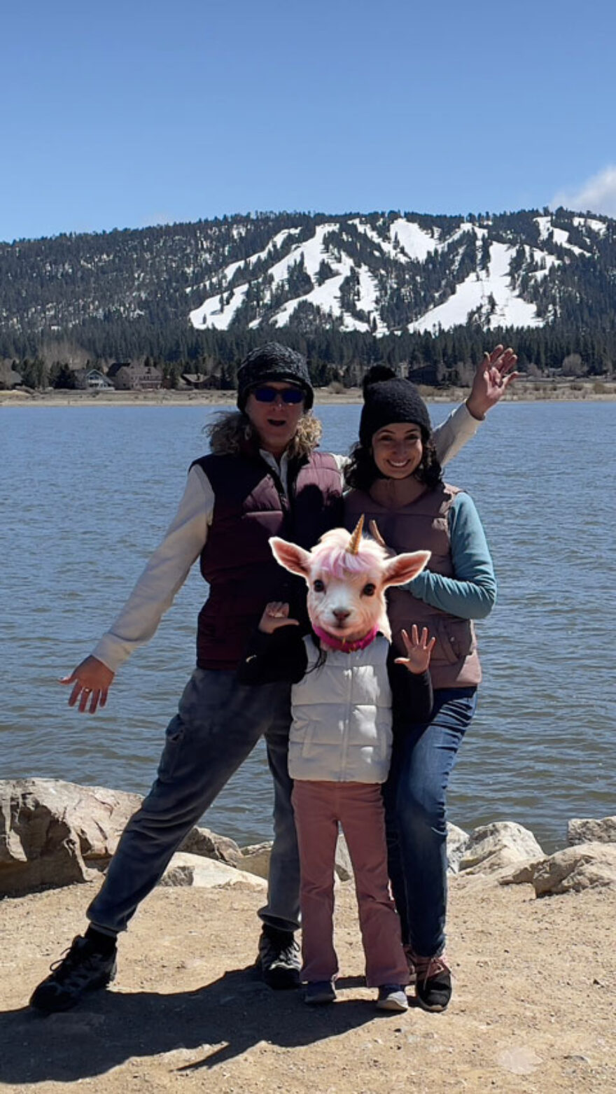Los fundadores de NutriSavvy: Catalina Walsh, Jason England, y su hija.