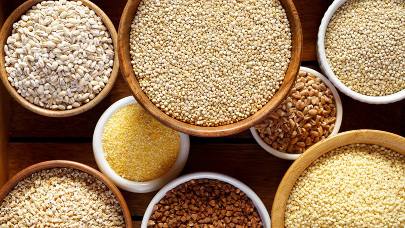 Variedad de cereales integrales con múltiples nutrientes y beneficios.