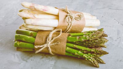 Espárragos blancos y verdes.
