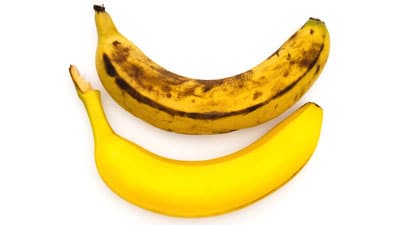 Plátanos maduros y pasados de maduros.
