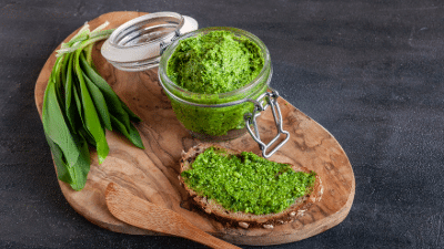 Pesto hecho con albahaca y otras hojas verdes como la espinaca.