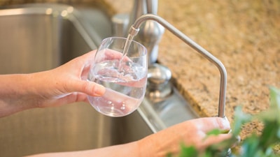 Agua filtrada como fuente de calcio y magnesio.