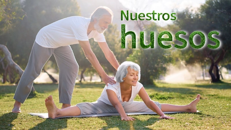Una pareja mayor de edad hace ejercicio, las palabras nuestros huesos están hechas de col berza para representar una fuente principal de calcio y otros minerales.