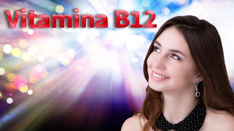 Una mujer joven y alegre observa las palabras vitamina B12 formadas de un jarabe rojo para simbolizar el suplemento dietético.