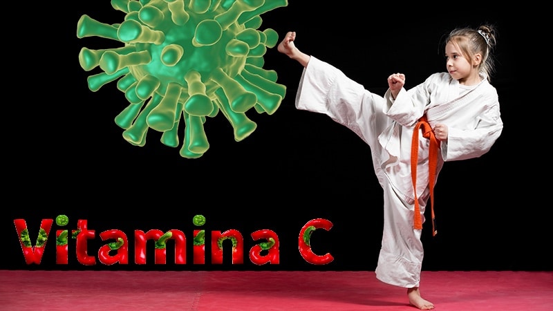 Una niña le da una patada de karate a un virus gigante mientras leemos las palabras vitamina C formadas con pimientos morrones rojos, una de sus mejores fuentes alimenticias.
