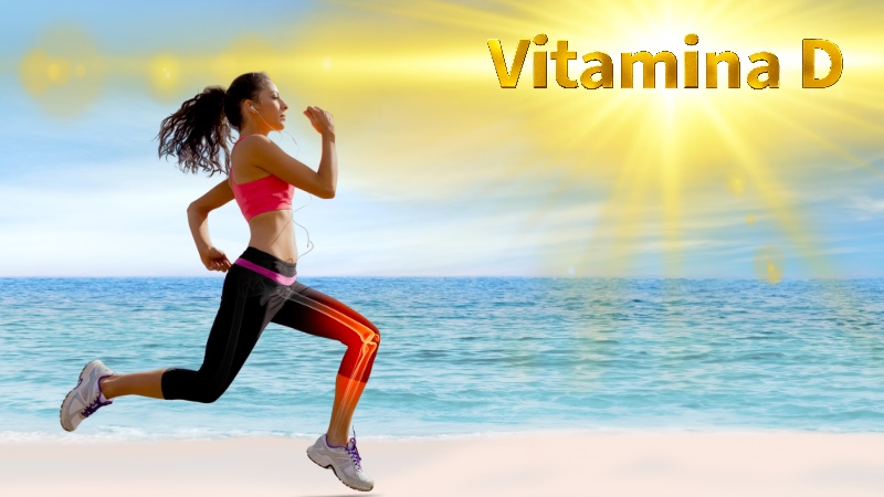 Una mujer joven corre en la playa bajo la luz del sol, con sus huesos resaltados y las palabras vitamina D escritas sobre el sol para simbolizar la importancia de este nutriente en nuestra salud ósea.