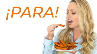Una mujer está por comer una batata frita con la palabra para en exclamaciones a un lado.